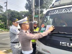 Gandeng Jasa Marga, Satlantas Polres Malang Bagi-bagi Stiker Tertib Berlalu Lintas