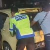Polisi Kota Malang Hadir Bantu Dorong Mobil Pemudik yang Mogok