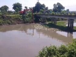 Dinas PUPR Jombang Lakukan Pemberantasan Sampah Sangkrahdi Desa Tanjunggunung