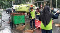 Tenaga Kebersihan DLH Bojonegoro Tetap Bekerja Selama Libur Lebaran Idul Fitri 1445 H