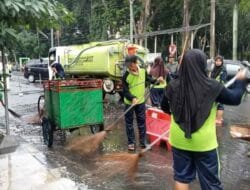 Tenaga Kebersihan DLH Bojonegoro Tetap Bekerja Selama Libur Lebaran Idul Fitri 1445 H