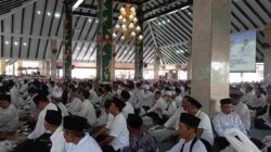 Ribuan Calon Jamaah Haji (CJH) asal Kabupaten Malang melaksanakan manasik haji massal di Pendopo Agung Kabupaten Malang. (Foto: nif)