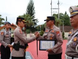 8 Anggota Polres Batu Berprestasi Terima Reward Dari Kapolres Batu