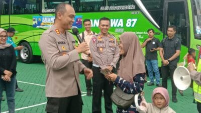 Kapolres Malang Berbagi Kebahagiaan Bersama Ratusan Masyarakat Balik Mudik Gratis