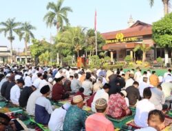 Ribuan Warga Solat Idul Fitri Berjamaah Bersama Kapolres Malang