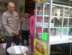 Polres Malang Berikan Bantuan 3 Gerobak untuk Usaha Korban Kanjuruhan