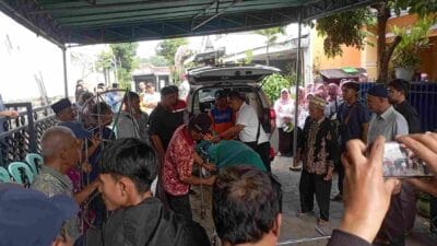 Guru SMP PGRI 1 Wonosari Malang Korban Laka Studi Tur Tiba di Rumah Duka