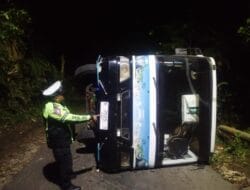 Polres Malang Selamatkan 5 Penumpang Truk Terguling