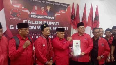 Sanusi Kembalikan Formulir Pendaftaran Bacabup di DPC PDIP Kabupaten Malang
