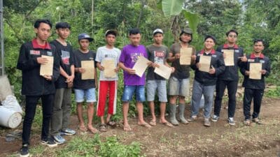 Mengajarkan Pemanfaatan Limbah Kulit Jagung kepada Karang Taruna oleh Mahasiswa PMM UMM Kelompok 85