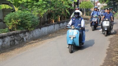 Pj Bupati Jombang Giat Bersih Sungai Sambil Naik Vespa