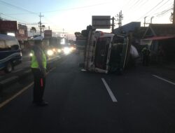 Truk Terguling di Lawang Dengan Cepat Dievakuasi Satlantas Polres Malang