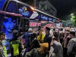 Jemaah Haji Asal Bojonegoro Tiba di Tanah Air Disambut Tangis Haru Keluarga 