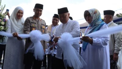 Kapolres Malang AKBP Kholis didampingi Bupati Malang Sanusi saat meresmikan masjid Al Ajmi