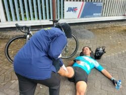 Kesigapan Sie Dokkes Polresta Malang Kota Tangani Cidera Peserta Tour de Panderman 2024