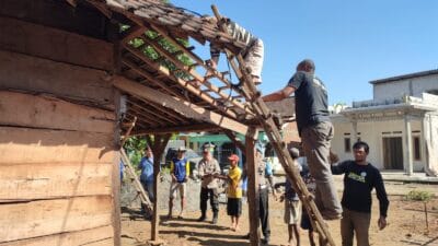 Jelang Hari Bhayangkara ke-78 Polres Batu Bedah Rumah Warga Kurang Mampu