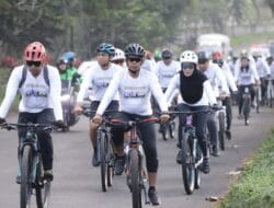 Menyambut Hari Bhayangkara ke-78, Polres Malang Gowes Bareng Jurnalis