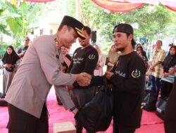 Kapolres Malang Bagikan Ratusan Paket Sembako untuk Nelayan Sendang Biru