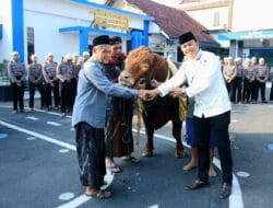 Polres Blitar Kota Bagikan 22 Hewan Kurban ke Ponpes dan Masyarakat