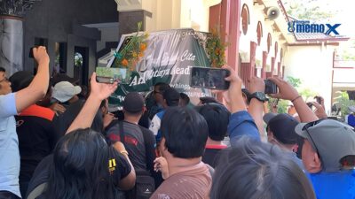 Ft: Massa merangsek masuk ke PN Surabaya protes vonis bebas Robert Tannur. MBE Protes Vonis Bebas RoTannur di PN. (ist.).