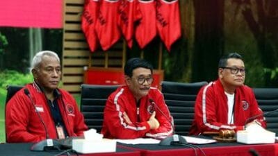 Ft: Ketua DPP PDIP Djarot Syaiful Hidayat bersiap saat konferensi pers soal Rapat Kerja Nasional (Rakernas) ke-5 di DPP PDIP, Jakarta. Rekam Jejak Djarot Saiful Hidayat, Politikus PDIP yang Diproyeksikan sebagai Bakal Cagub Sumut. (ist).