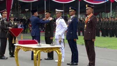 Foto: Jokowi saat menjadi inspektur upacara Prasetya Perwira (Praspa) TNI dan Polri 2024 di halaman Istana Merdeka, Jakarta Pusat, Selasa (16/7). Lantik Capaja TNI-Polri, Jokowi Ingatkan Siber (ist.).