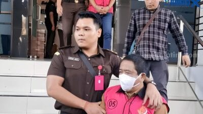 Teks: Mantan Kadis BSBK digelandang ke mobil tahanan. Mantan Kadis BSBK Bondowoso Tersangka Korupsi (ist./sws).