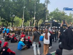 Ratusan Sopir Demo Jaklingko di Balkot Jakarta