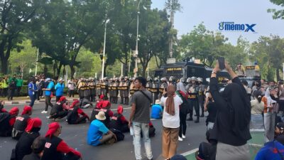 Ft: Ratusan personel mengamankan demo yang digelar oleh sopir Jaklingko di depan Balai Kota DKI Jakarta. (ist).