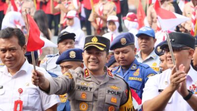 GERAKAN: Kapolres Batu AKBP Andi saat apel Gerakan Pembagian Bendera Merah Putih