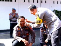 Kapolresta Malang Kota Beri Penghormatan Kombes Pol Apip dengan Mandi Air Kembang