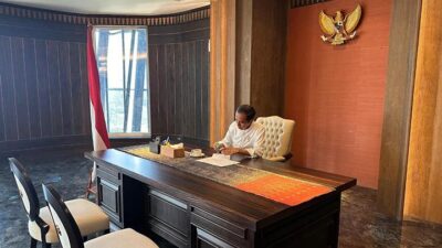 Ft: Presiden Jokowi saat di Kantor Presiden di Istana Garuda IKN Penajam Paser Utara, Kalimantan Timur, Selasa, 30 Juli 2024. (ist.)