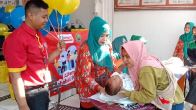 BALITA: Tim Kesehatan Kelurahan Bumiayu dan Alfamart saat menggelar Posyandu Balita dan Bumil .
