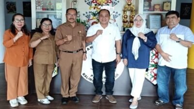 Ft: Ketua Tim Perumus Mata Pelajaran Muatan Lokal DAD Kalteng, Jhon Retei Alfrisandi bersama Disdik Kalteng Kalimantan Tengah. (ist.)