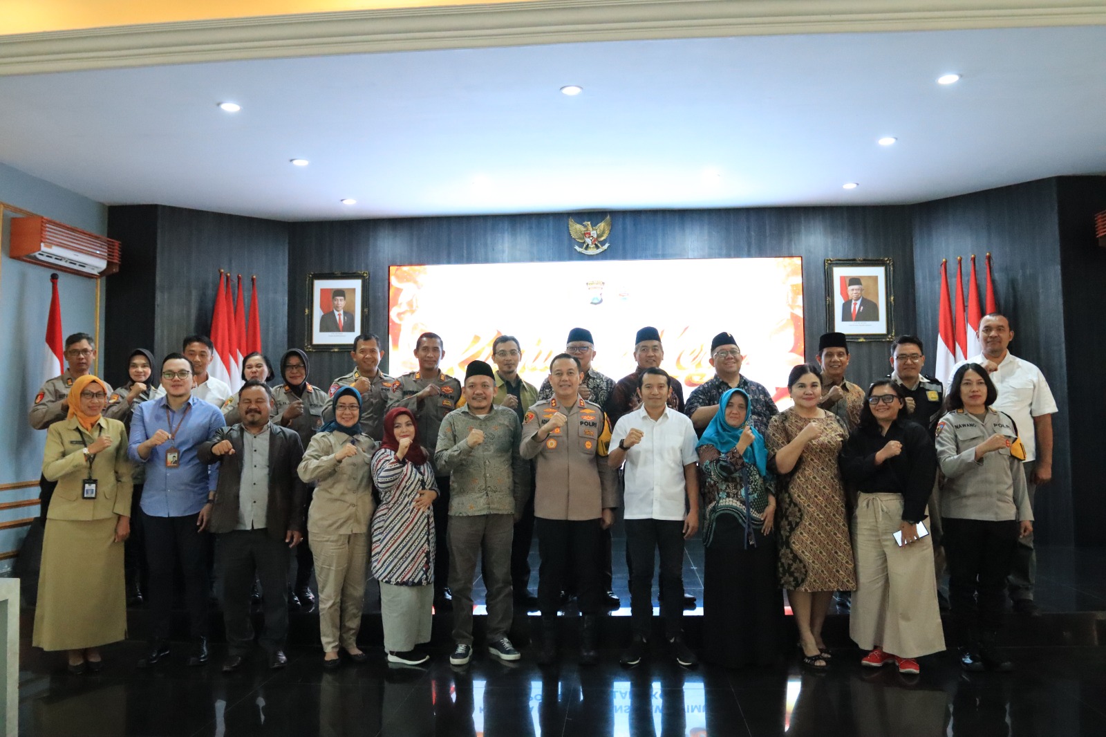 FOTO BERSAMA: Wakapolresta Malang Kota AKBP Adithya bersama Ketua Komisi A DPRD Provinsi Jatim Adam Rusydi saat sesi foto bersama