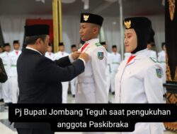 PJ Bupati Jombang Kukuhkan Anggota Paskibraka Terbaik