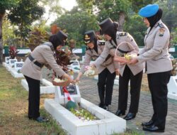 Polwan Polres Malang Tabur Bunga ke TMP, Jelang HUT ke-76 Polwan
