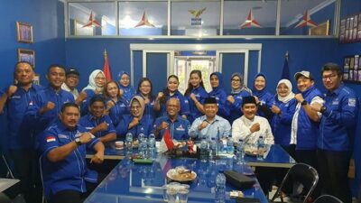 Ft: Pasangan Supian Suri dan Chandra Rahmansyah saat mendaftar pasangan ke DPC Demokrat Depok di Komplek Ruko Sukmajaya, Jalan Tole Iskandar, Kecamatan Sukamajaya, Depok. (ist).
