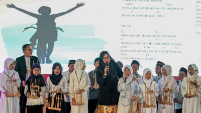 Teks: Bupati Banyuwangi, Ipuk Fiestiandani saat membuka acara Festival Muharram Ceria. (Memox.co.id/tut)