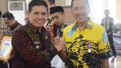 Teks: Pj Bupati Bondowoso bersama Kades Tumpeng. (Memox.co.id/sws)