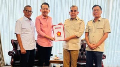 Teks: Pasangan Gus Fawait - H Djoko Susanto saat menerima penyerahan surat rekomendasi Partai Gerindra dan Partai NasDem. (Memox.co.id/vin)