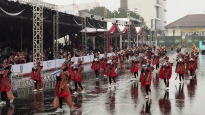 Teks: gelaran openingnya Jember Fashion Carnival yang menampilkan Kids Carnival, pada Jum'at (2/8/2024) diguyur hujan deras. (Memox co.id/st3/vin)