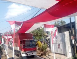 Sambut HUT ke 79 RI, Warga Pakisaji Malang Pasang Bendera Raksasa