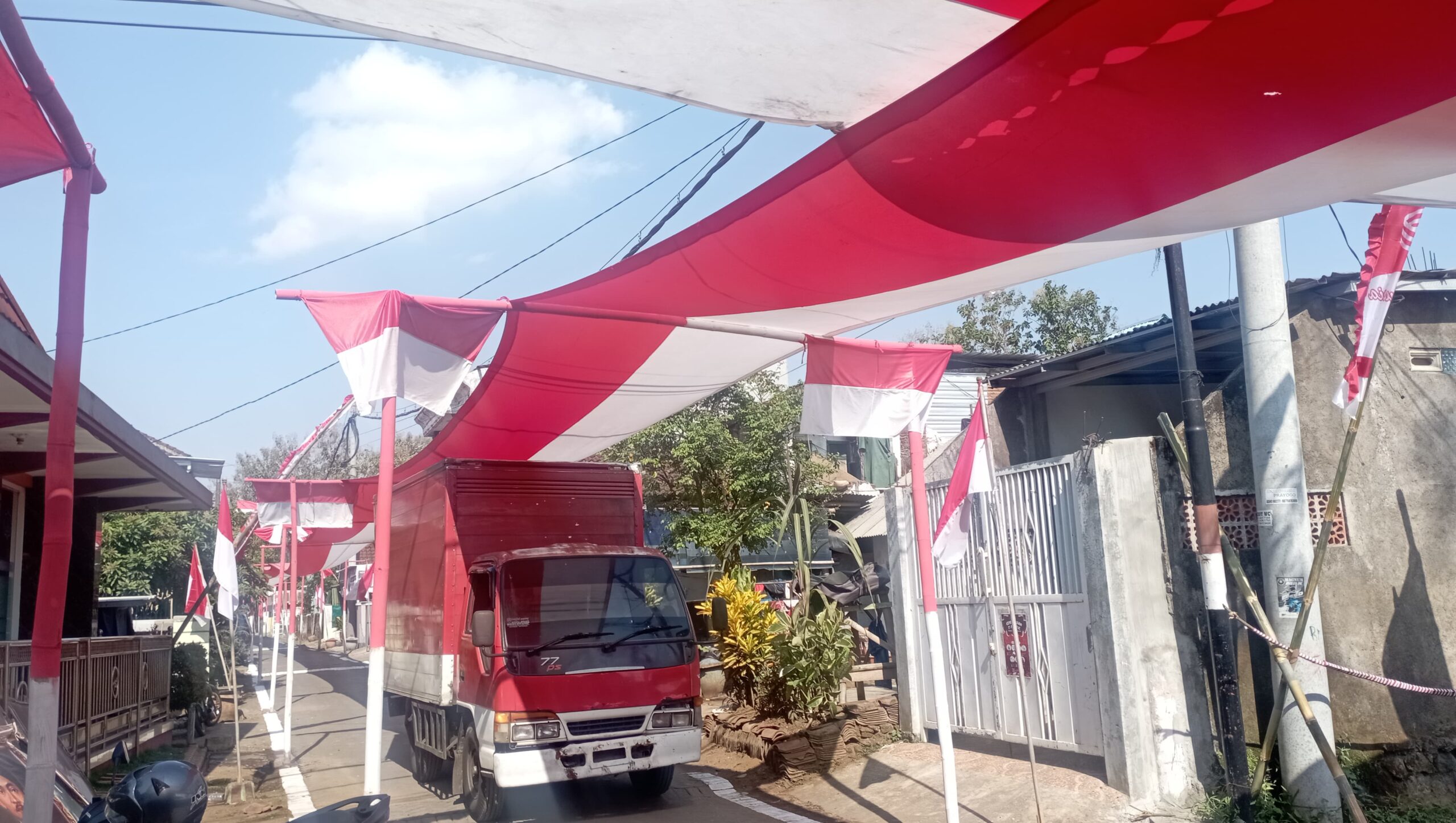 FT. Bendera raksasa memanjang yang sudah dibangun di Dusun Sememek, RT 37/ RW 06 Desa Kebonagung, Kecamatan Pakisaji, Kabupaten Malang. (Foto:nif)