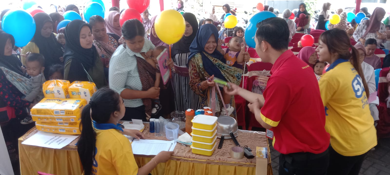 POSYANDU: Alfamart bersama Sweety dan Kader Kesehatan Kelurahan Candirenggo saat membuka layanan posyandu