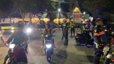 OPERASI: Anggota Kepolisian Resor Malang Kota saat melaksanakan operasi Cipkon Harkamtibmas.