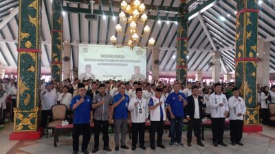 FT. Foto bersama dengan guru Madrasah Ibtidaiyah (MI) dan Madrasah Tsanawiyah (MTs) swasta di Pendopo Agung Kabupaten Malang. (Memox co.id/nif).