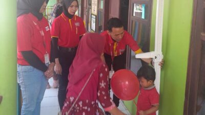 POSYANDU: Alfamart saat memberikan layanan Posyandu Balita bertempat di kantor kelurahan Wonokoyo, Kecamatan Kedungkandan.