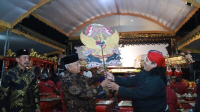 FT. Bupati Malang, M Sanusi saat memegang wayang kulit dalam acara Bersih Desa. (Memox.co.id/nif)