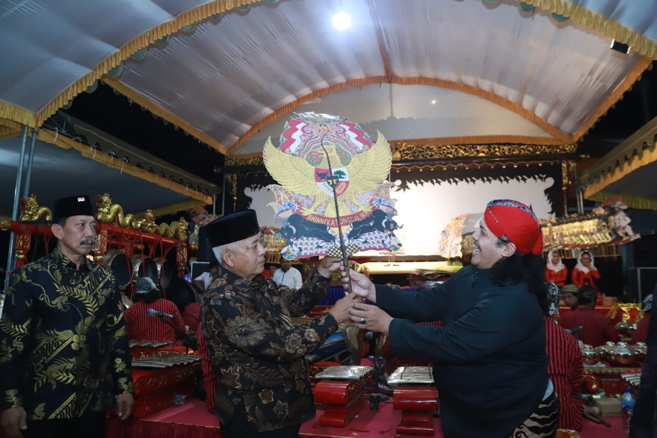 FT. Bupati Malang, M Sanusi saat memegang wayang kulit dalam acara Bersih Desa. (Memox.co.id/nif)